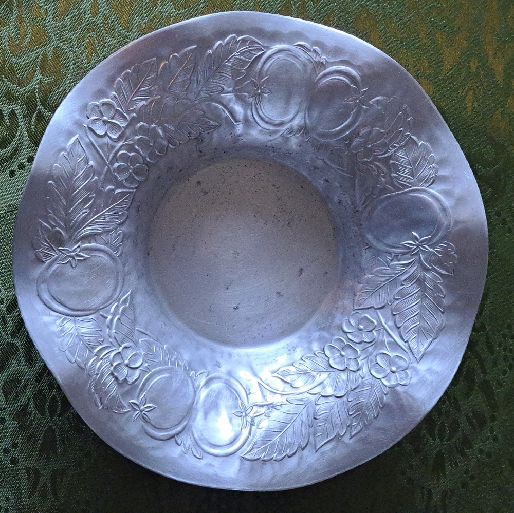 Vintage Everlast serving bowl 9 inch round x 2' deep very good condition